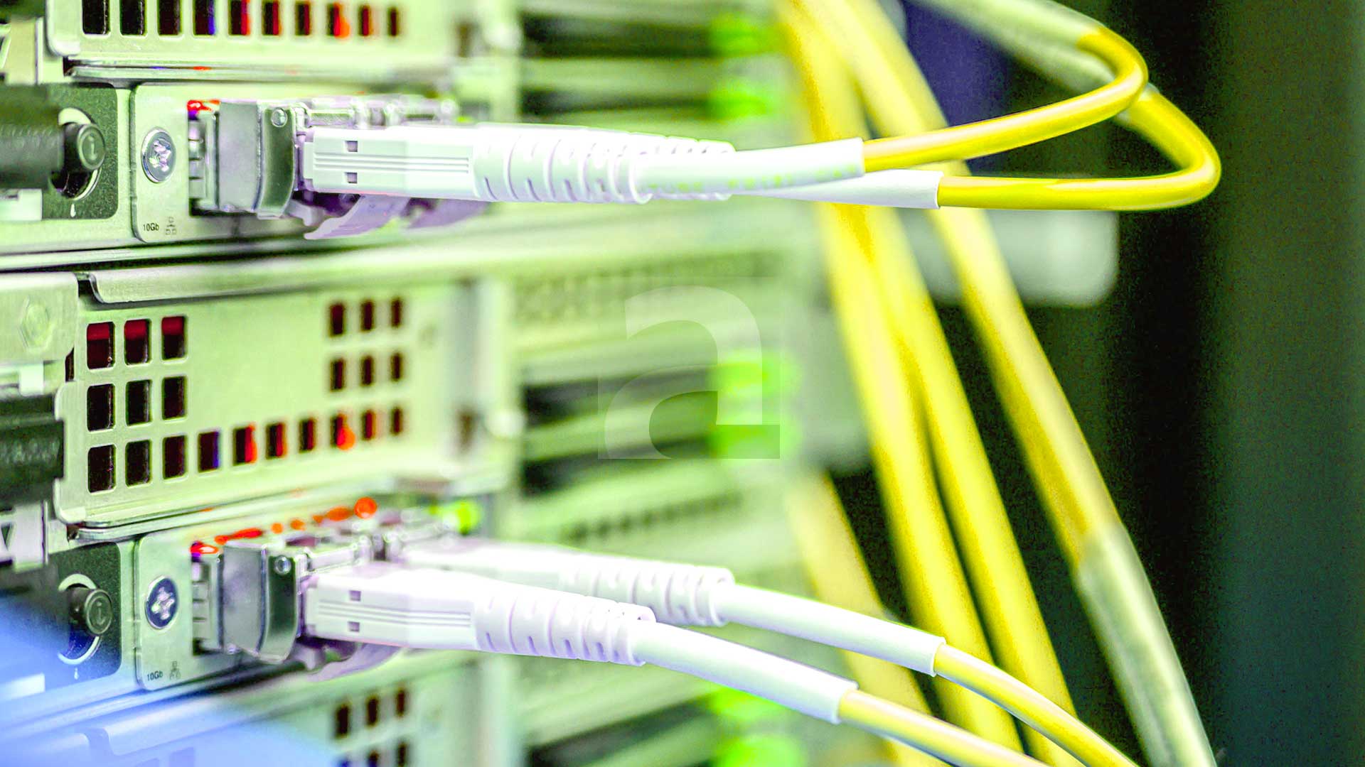 Glasfaserkabel an einem Netzwerk-Switch im Serverschrank
